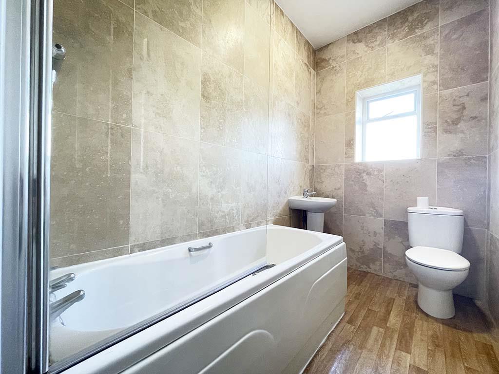 2 bedroom mid terrace house Let Agreed in Barnoldswick - Bathroom